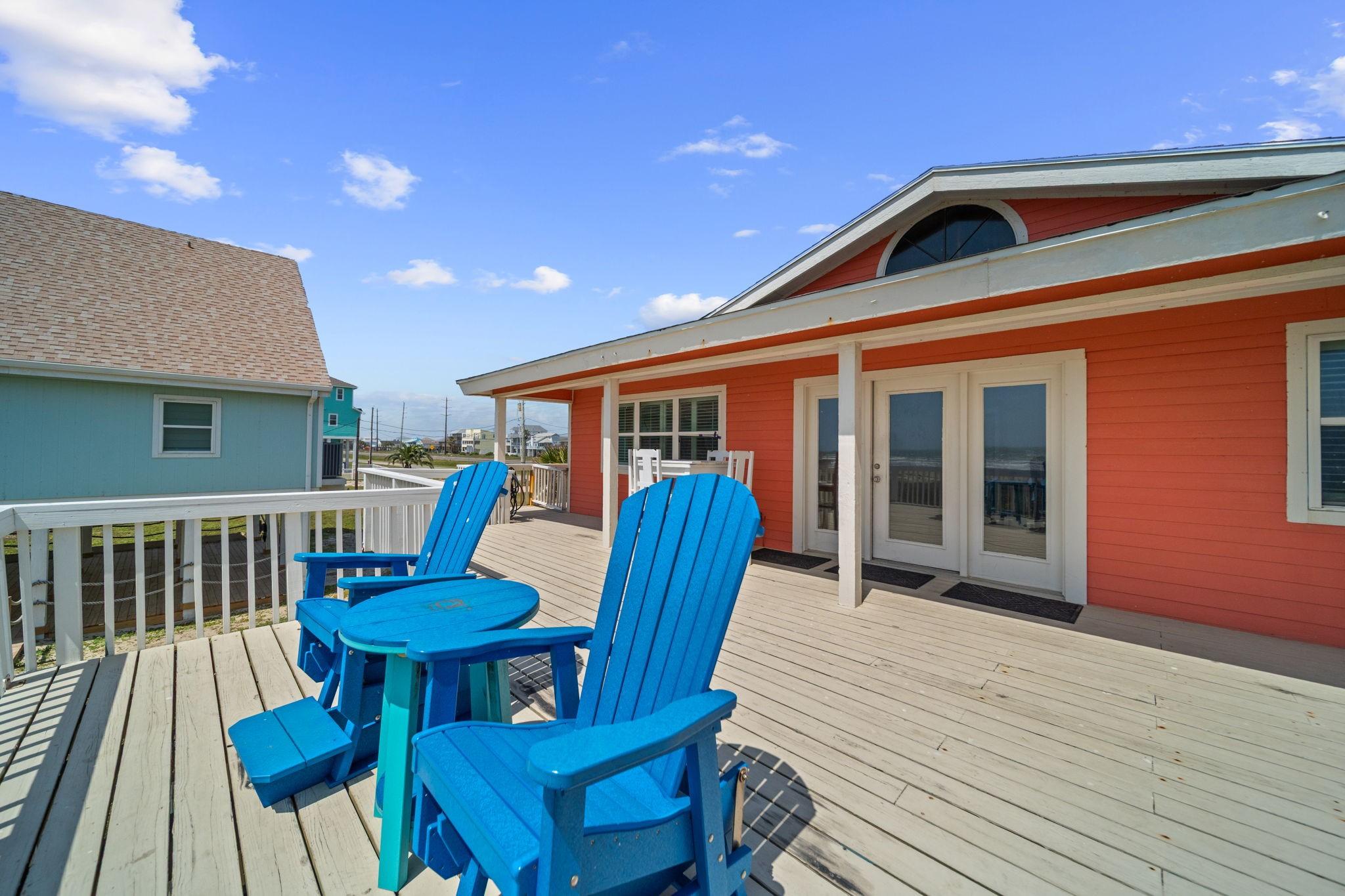 Image 4: Huge deck with huge 1 story home