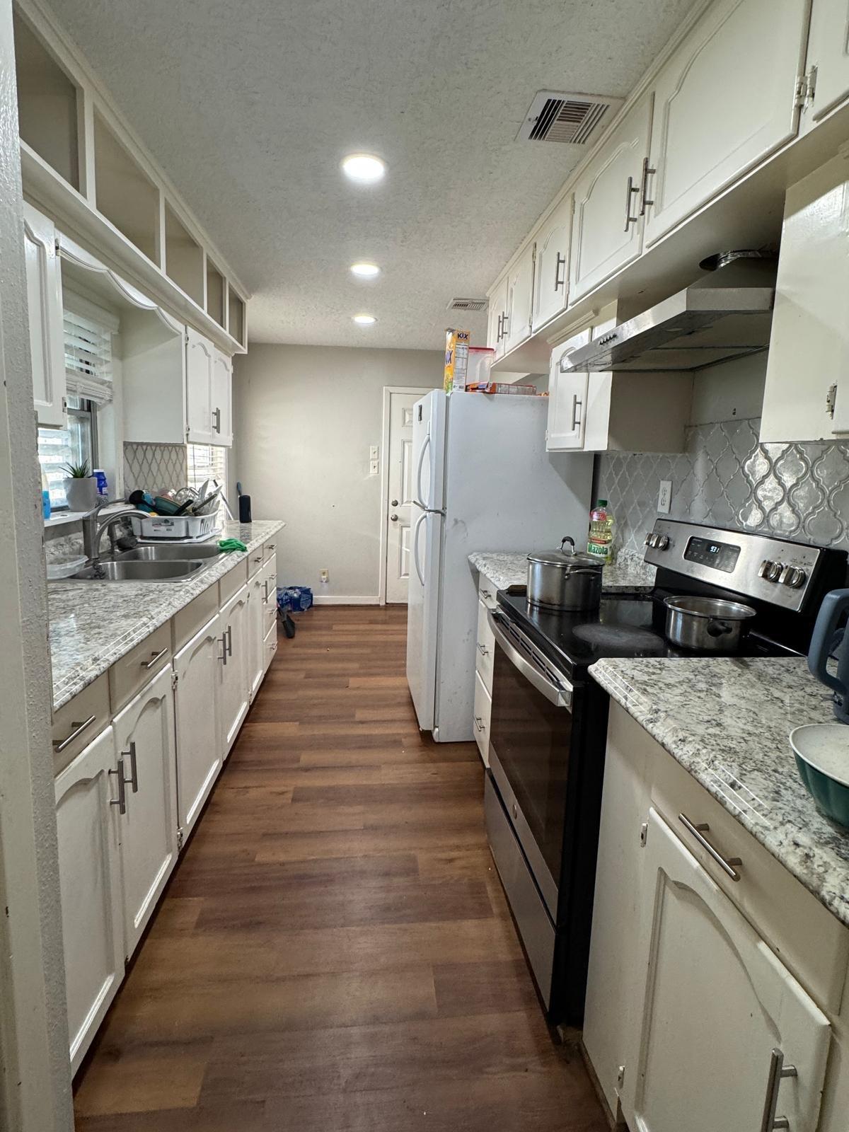 Image 3: Kitchen