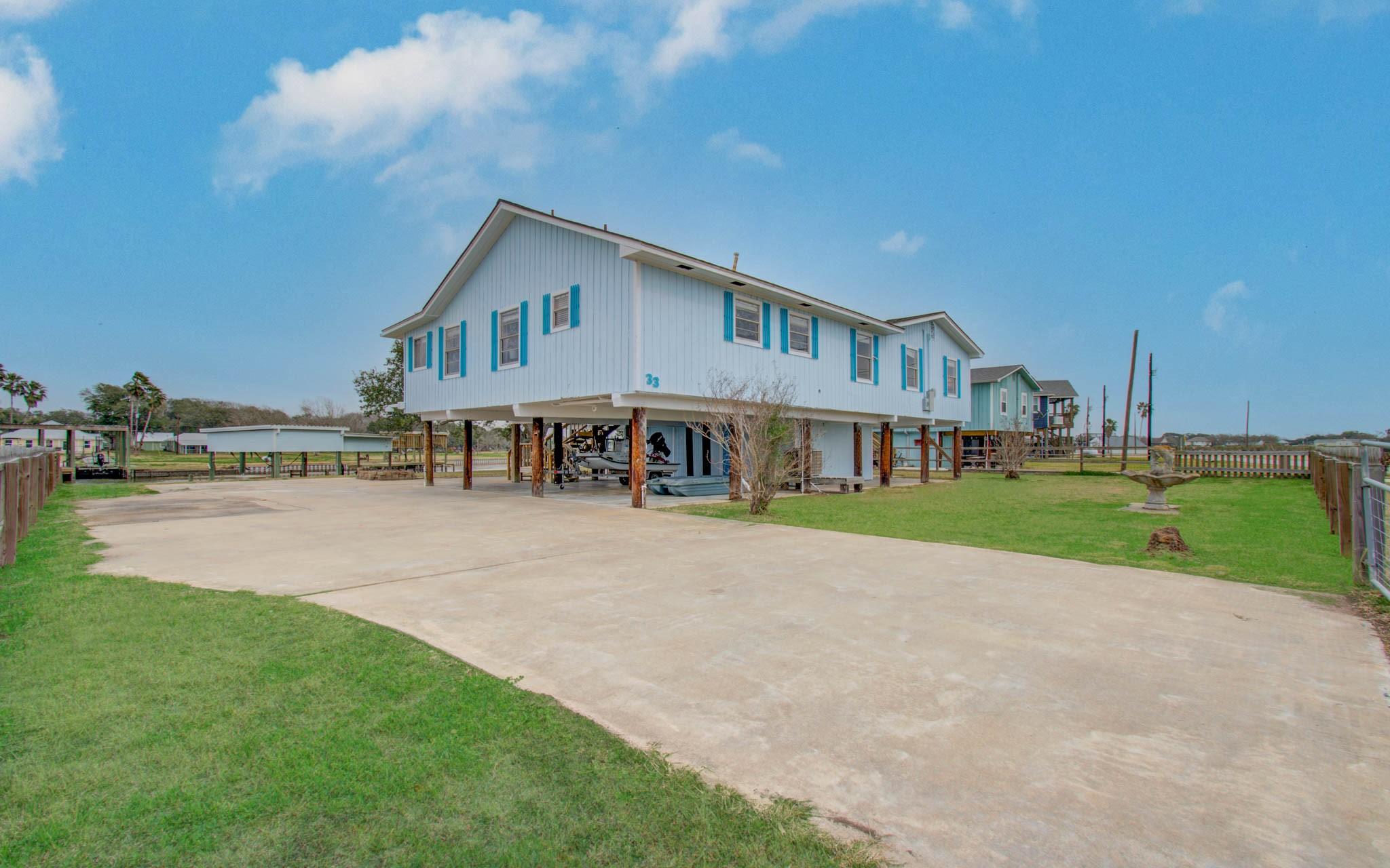 Image 3: Enjoy a wide driveway and expansive lawn, plus sha