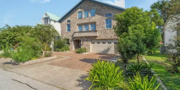 418 Bay Colony Drive