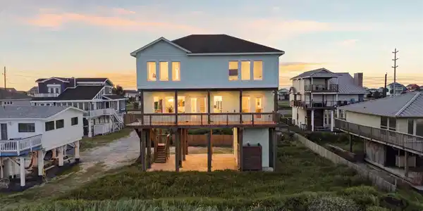 Image 4: More room to enjoy life outside. This spacious cov