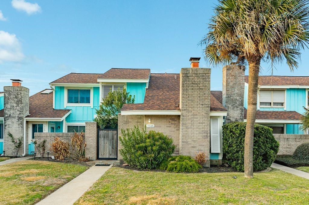 Image 2: Townhouse is located ONE block from the beach