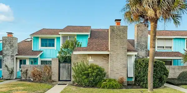 Image 2: Townhouse is located ONE block from the beach