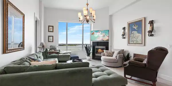 Image 3: Nice living area, great windows