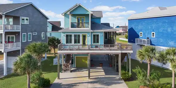 Image 2: Experience coastal luxury from the moment you arri