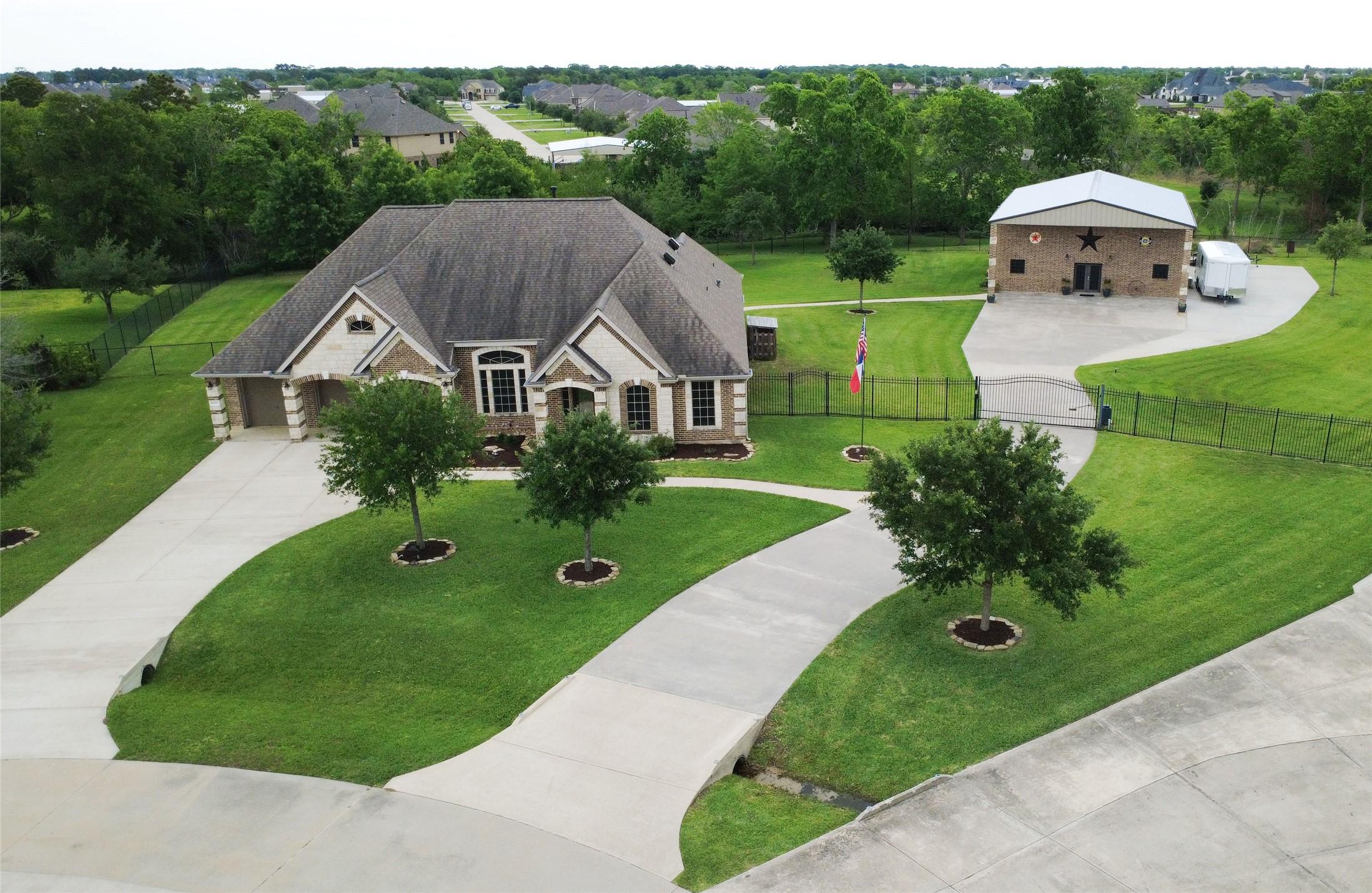 Image 1: Stunning property!