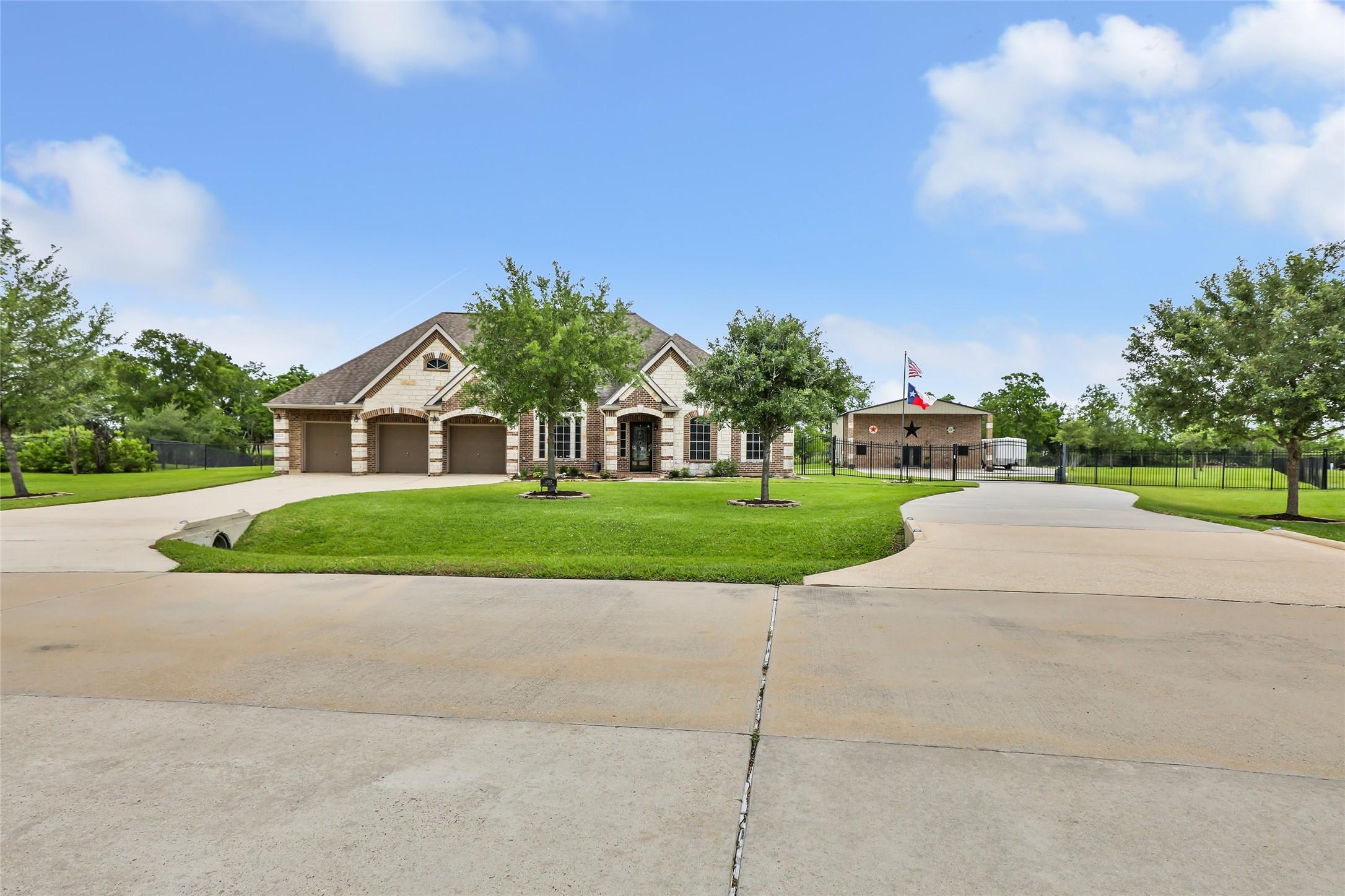 Image 3: Great curb appeal!