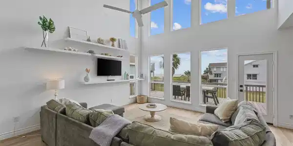 Image 4: You are met with double height ceilings as you fir