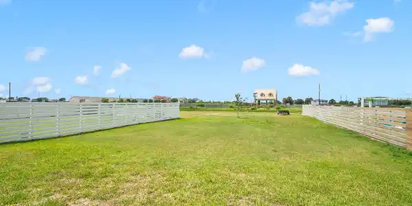 Image 4: Oversized lot close to half an acre.