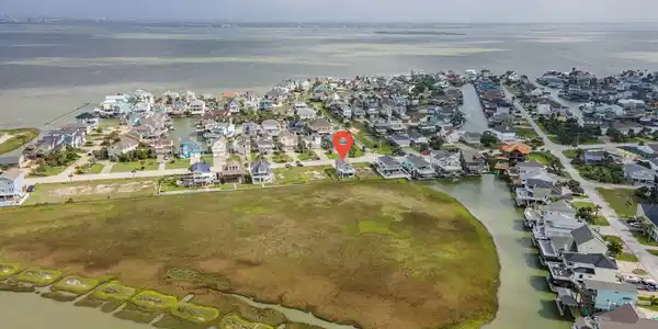 Image 3: Aerial perspective showcasing the home&rsquo;s proximity