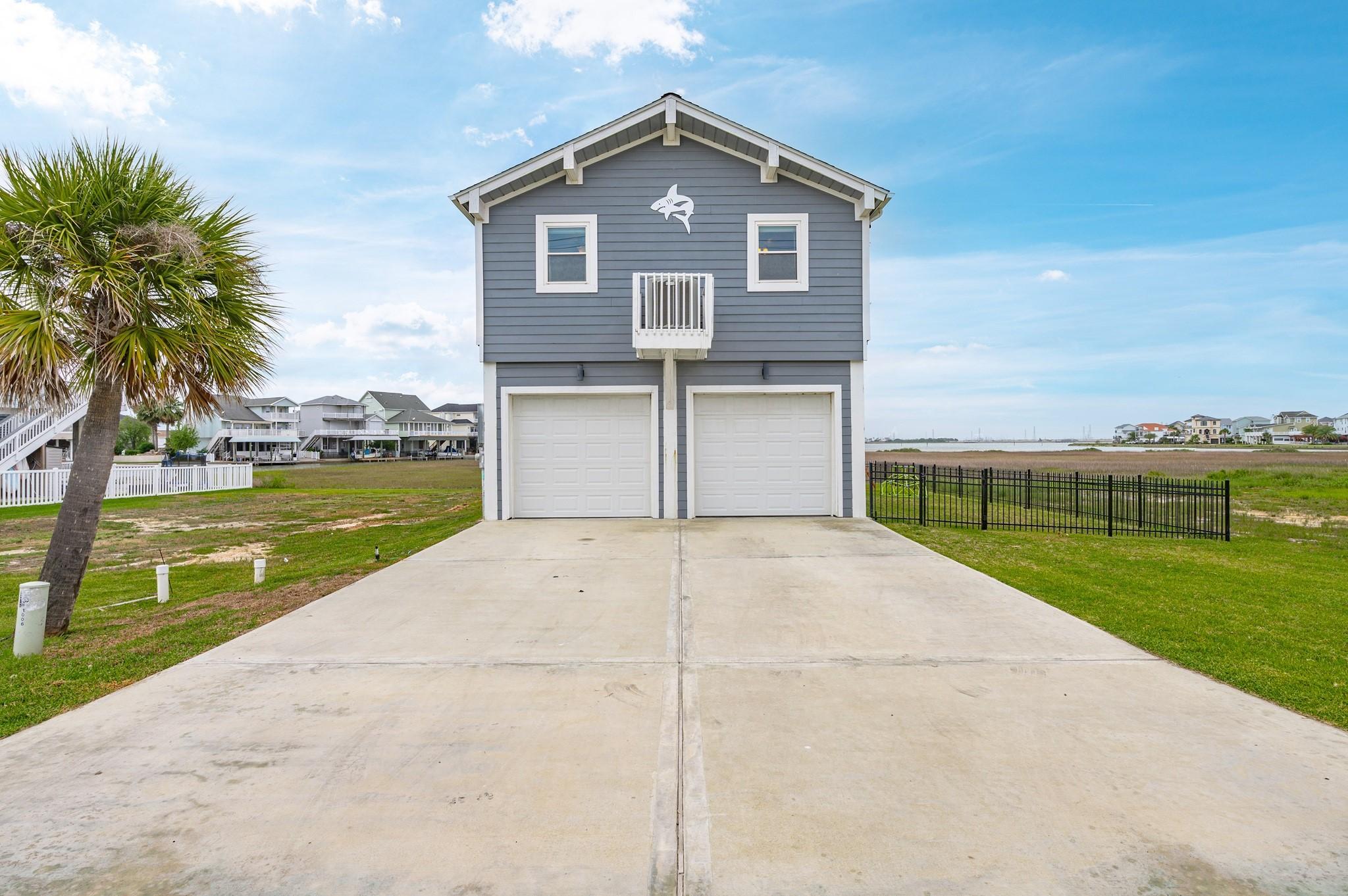 Image 4: Wide driveway approach with elevated design, overs