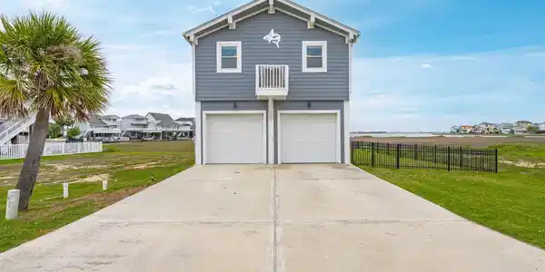 Image 4: Wide driveway approach with elevated design, overs