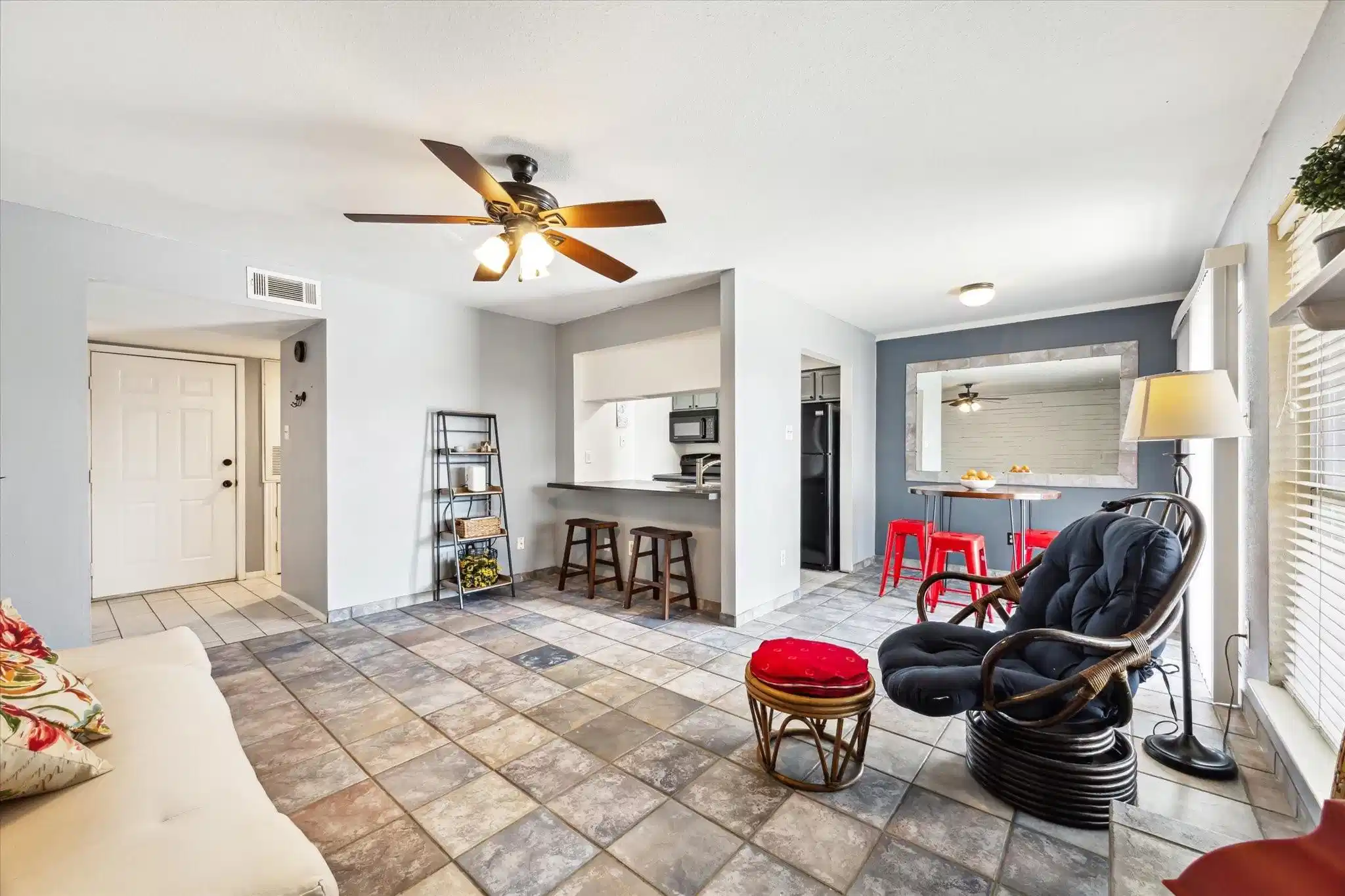 Image 1: Livingroom