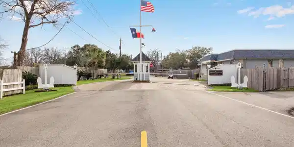 Image 4: Lakewood Pointe is located behind Lakewood Yacht C