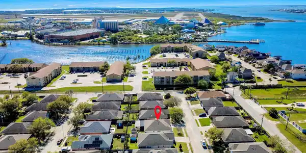 Image 2: 3 minute drive from Moody Gardens!