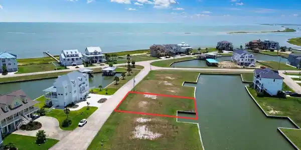 Image 4: Red lines are approximate. Buyer to verify.