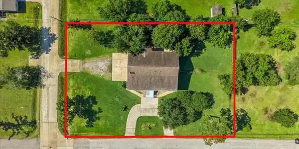 Image 3: 1/2 acre lot