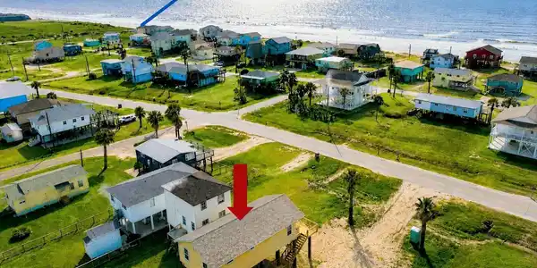 Image 3: Prime Location!