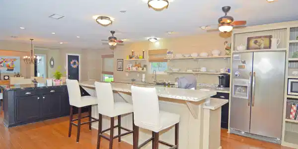 Image 4: Beautiful kitchen with breakfast bar and island.