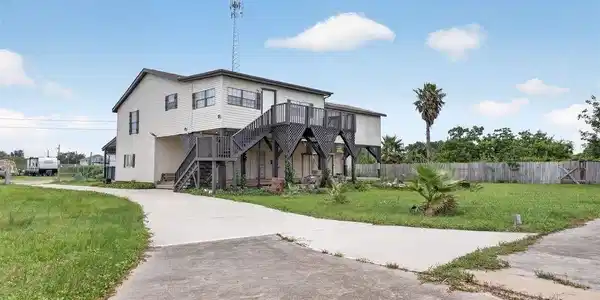 Image 2: Rear of Property
*2 entrances to Home*