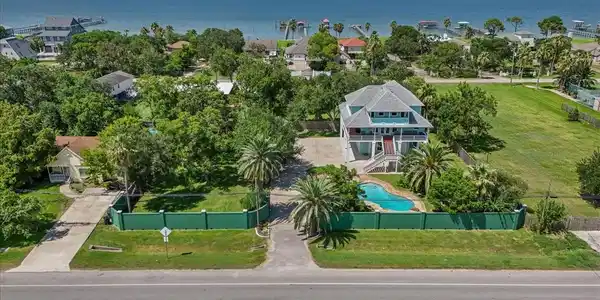2564 E Bayshore Drive