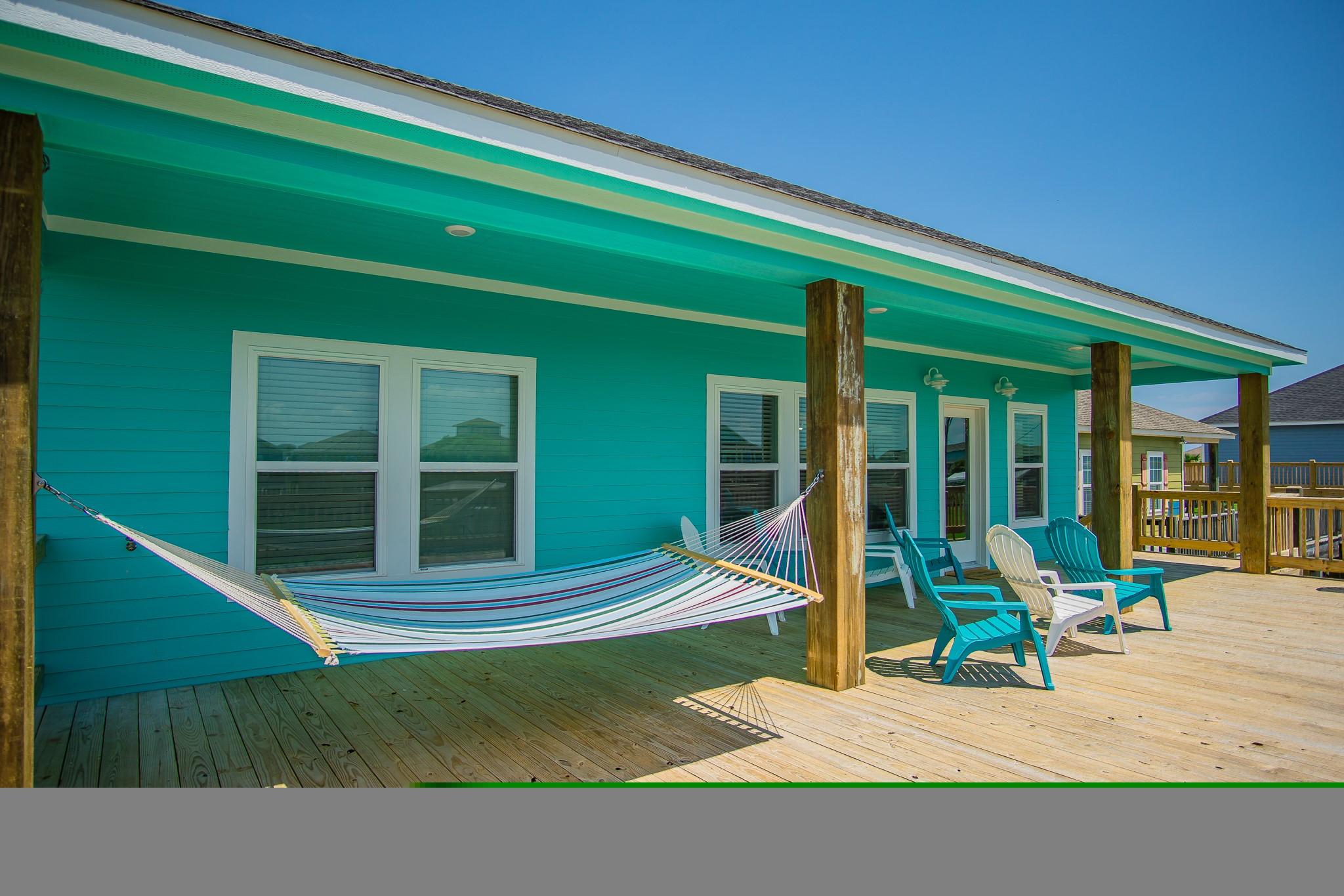Image 3: Expansive deck with a relaxing hammock&mdash;perfect for