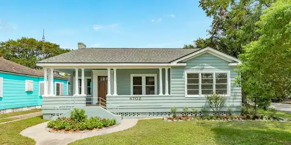 4702 Avenue Bernardo De Galvez