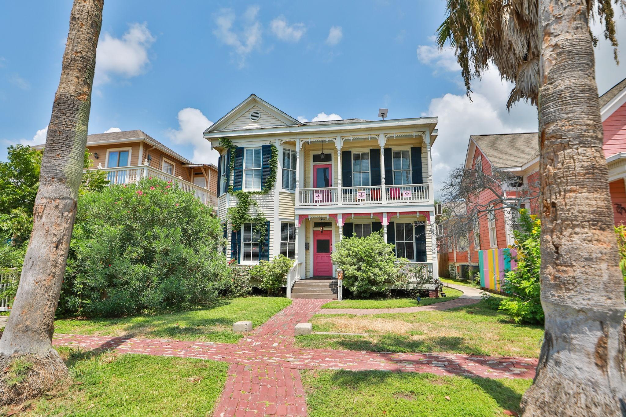 Image 3: Gorgeous double porches