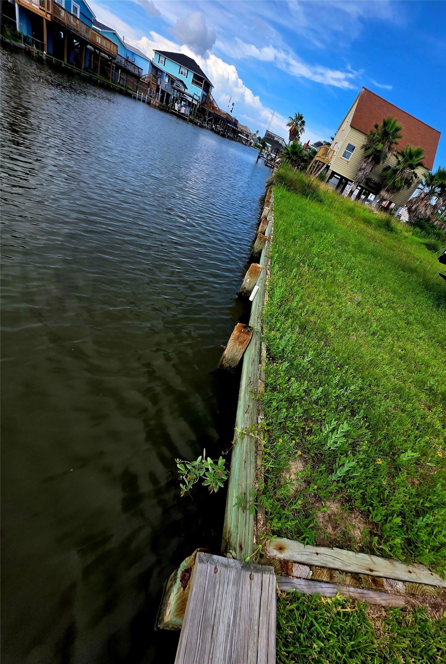 Image 3: Enjoy direct canal frontage with bulkhead already
