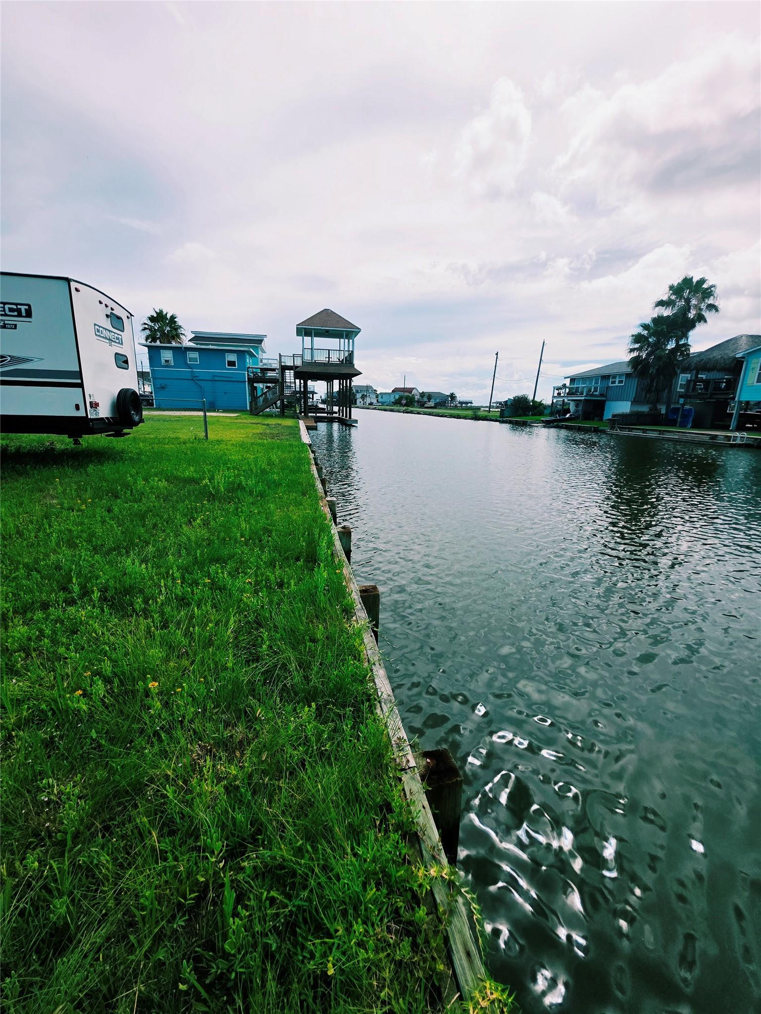 Image 4: Beautiful canal views with plenty of room to creat