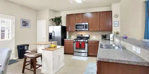 Image 4: Kitchen.