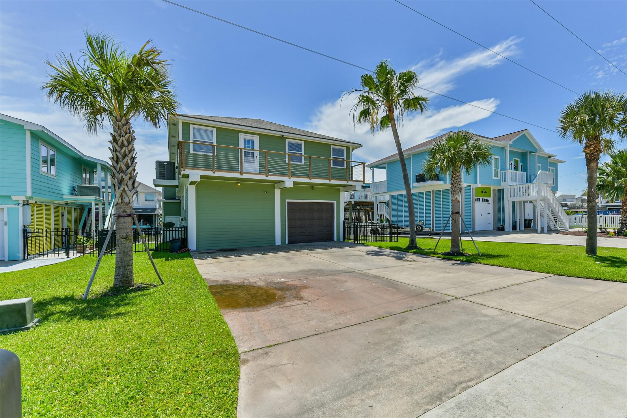 Image 2: Your perfect beach getaway starts here&mdash;room to rel
