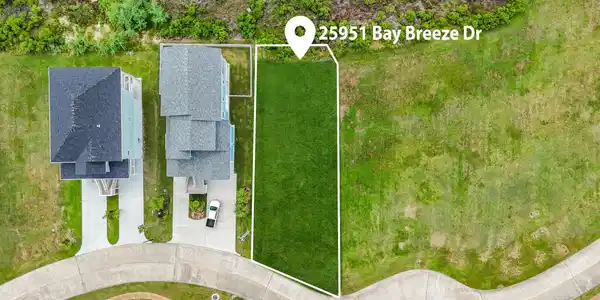Image 4: A top-down view showcases the
lot&rsquo;s generous prop