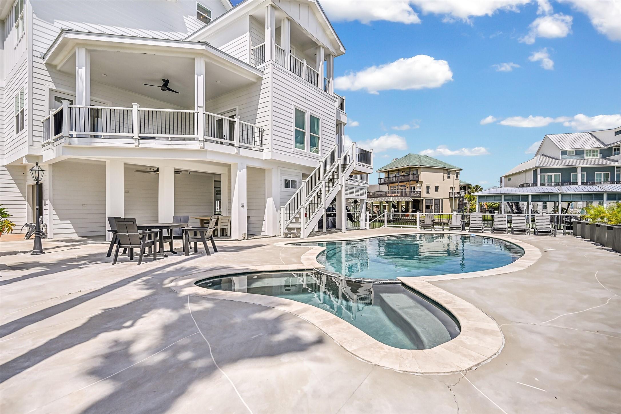 Image 3: The rear exterior reveals a true resort-style sett