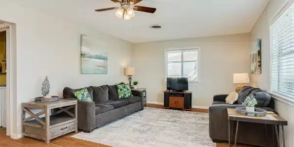 Image 4: Living Room &ndash; Alternate View
Spacious living area