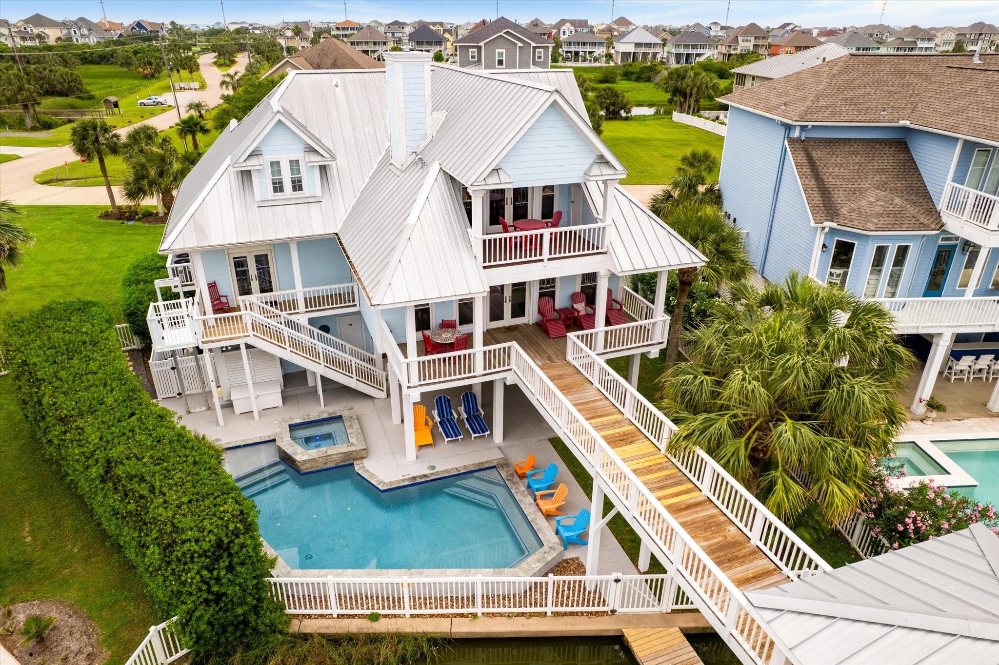 Image 3: Outstanding bay home features a spacious multi-lev