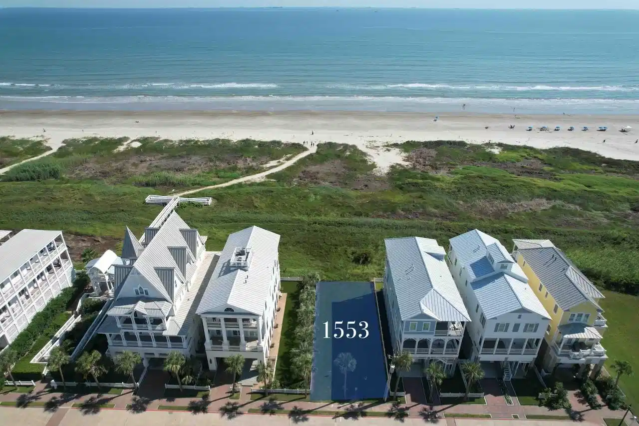 Image 1: 1553 Seaside Drive - Beachfront homesite in Beacht