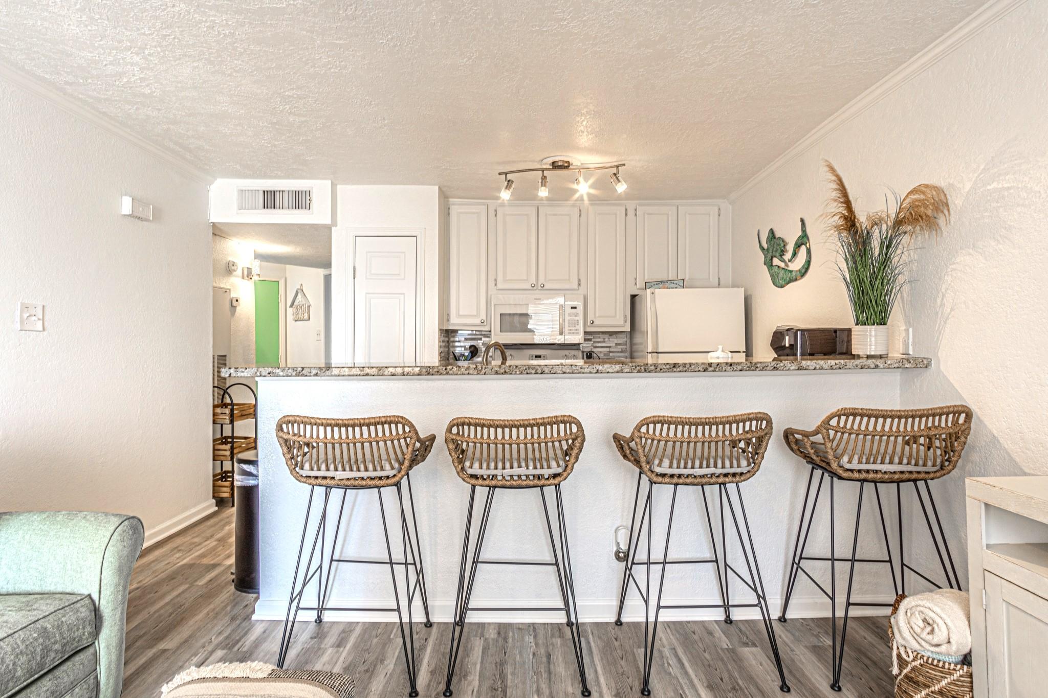 Image 2: Breakfast bar seating