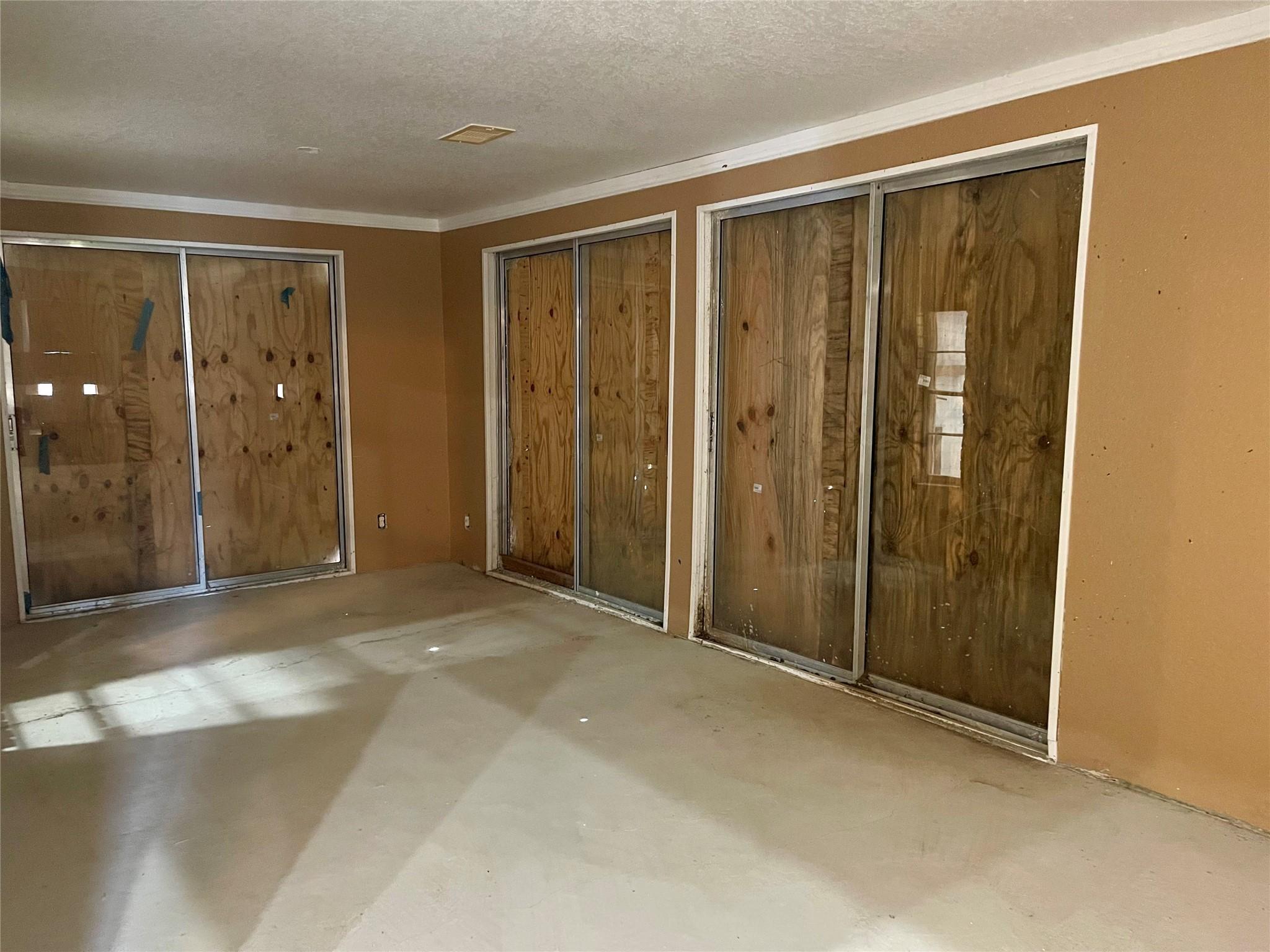 Image 3: Den
