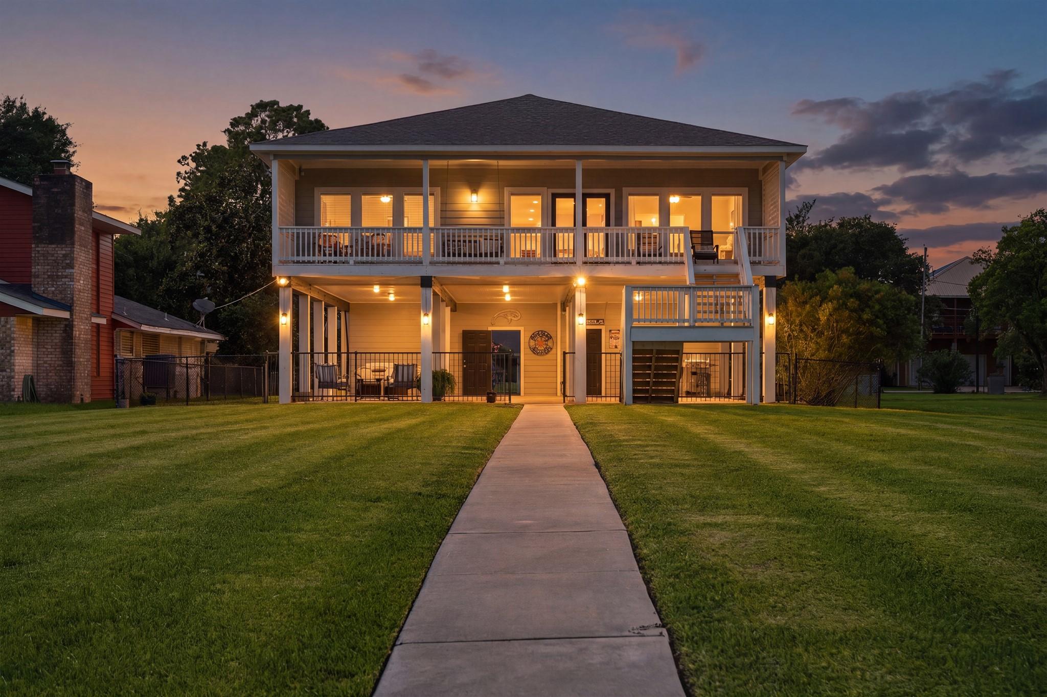 Image 4: A grand estate designed to welcome you home in sty