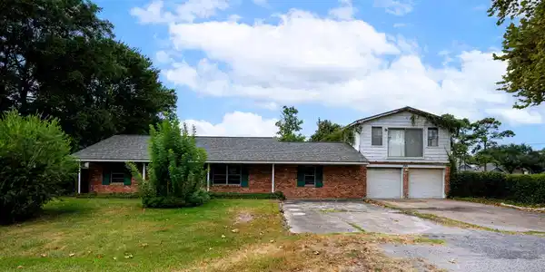 Image 2: Extended driveway could accommodate recreational v