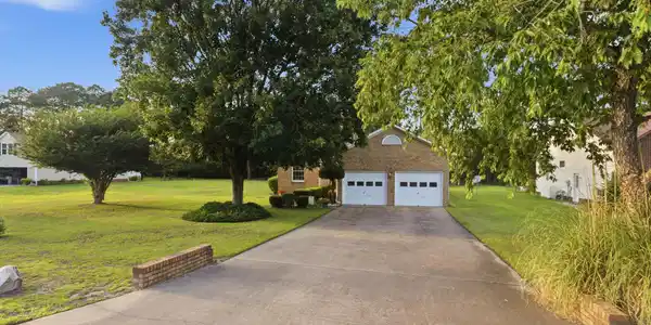 Image 3: Long driveway
