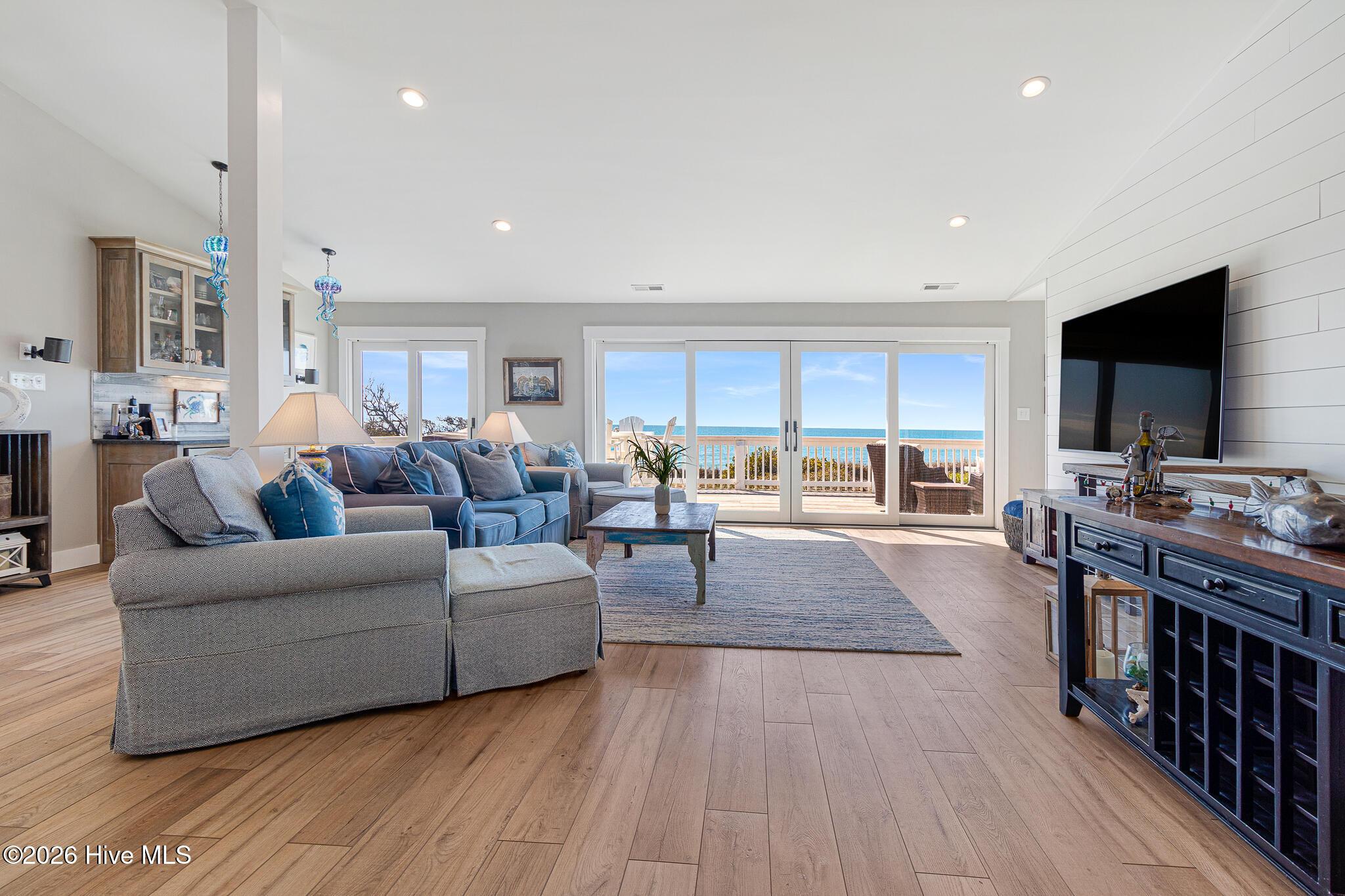 Image 4: Living Room