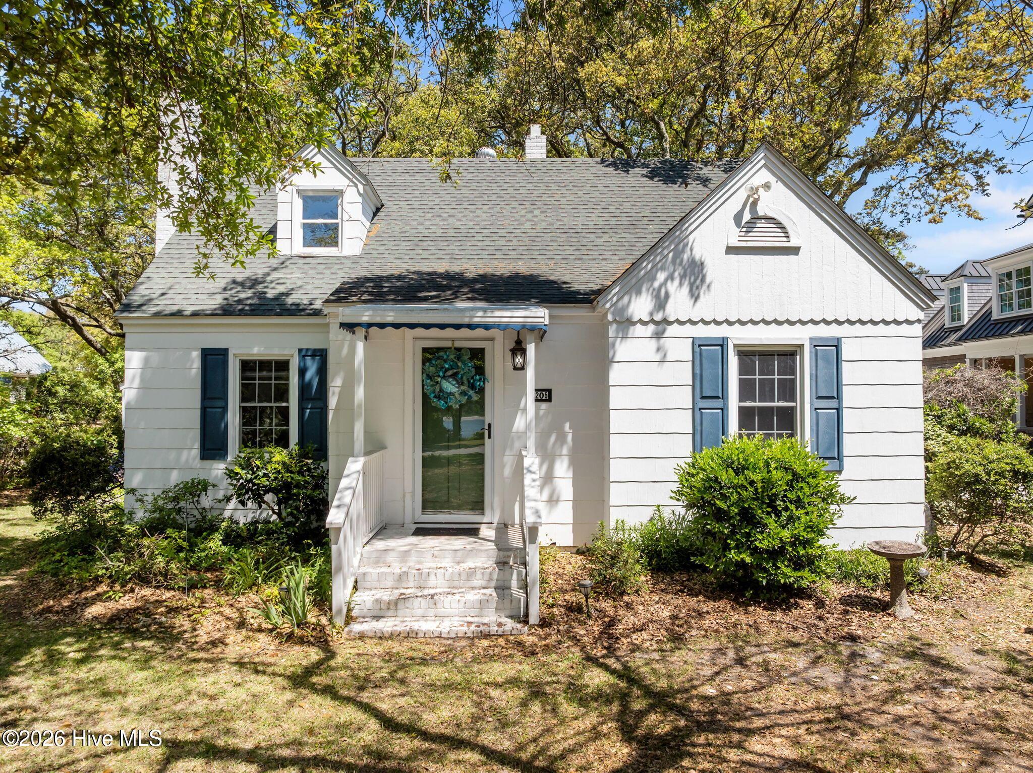 Image 2: 1-web-or-mls-2205 Front St 001