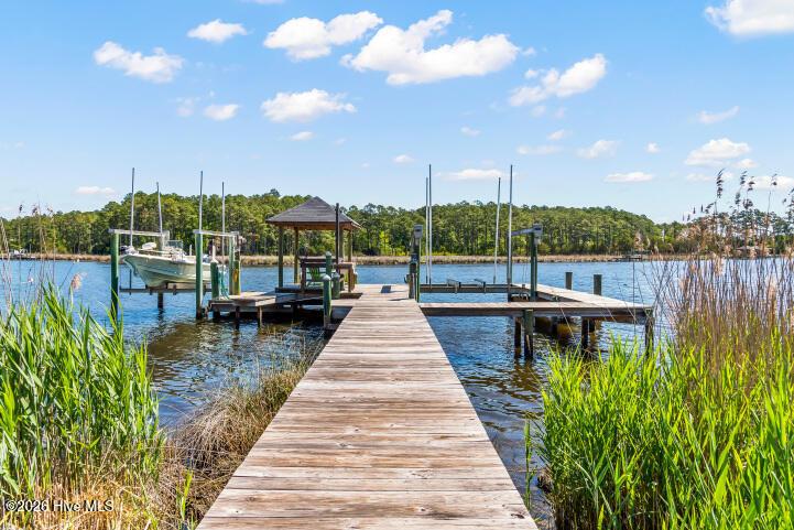 Image 4: Dock with lifts