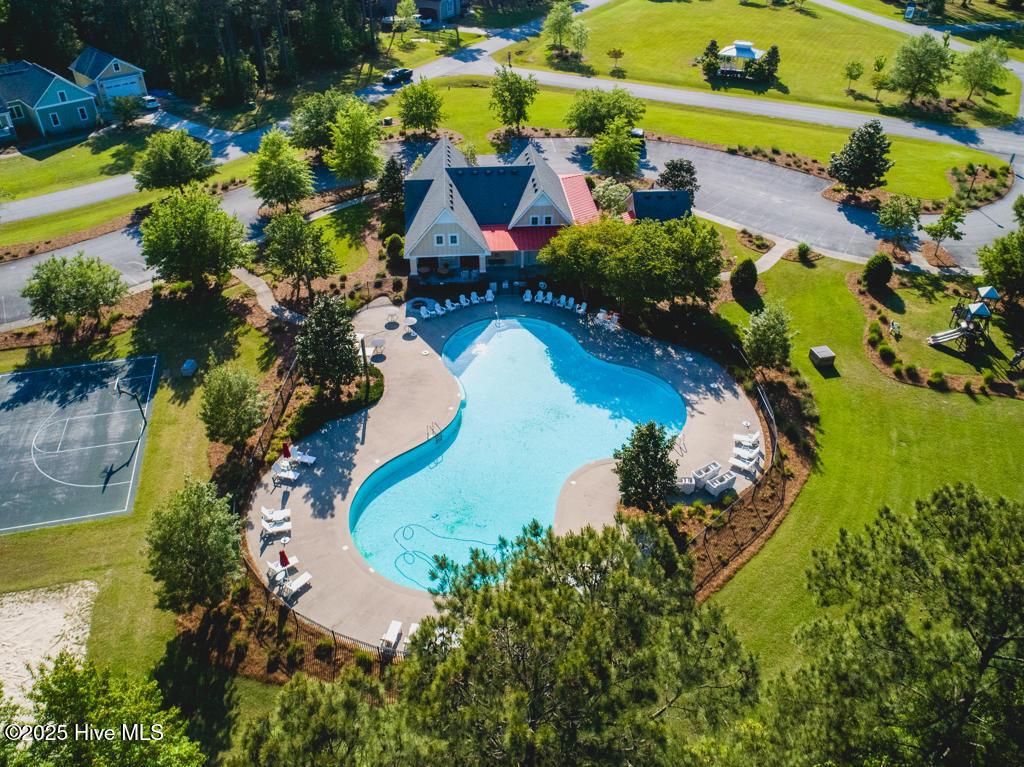 Image 4: 03 Clubhouse and Pool