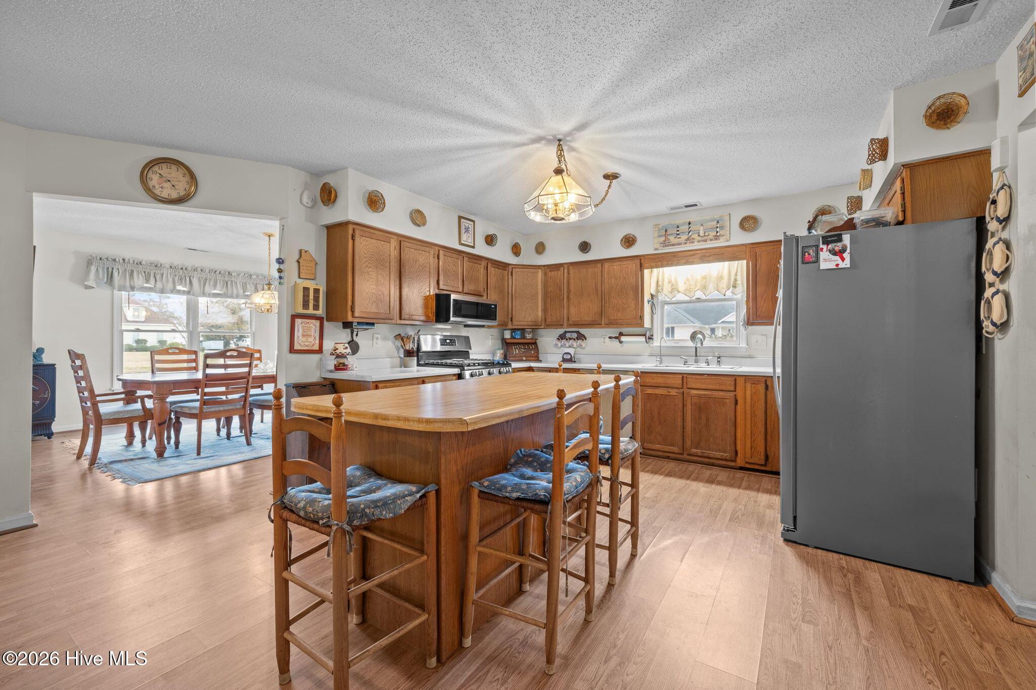 Image 4: Kitchen and dining view