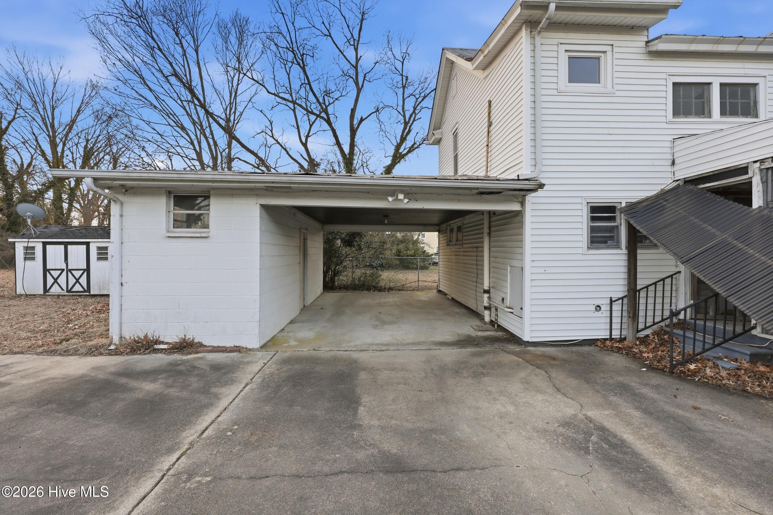 Image 4: Carport