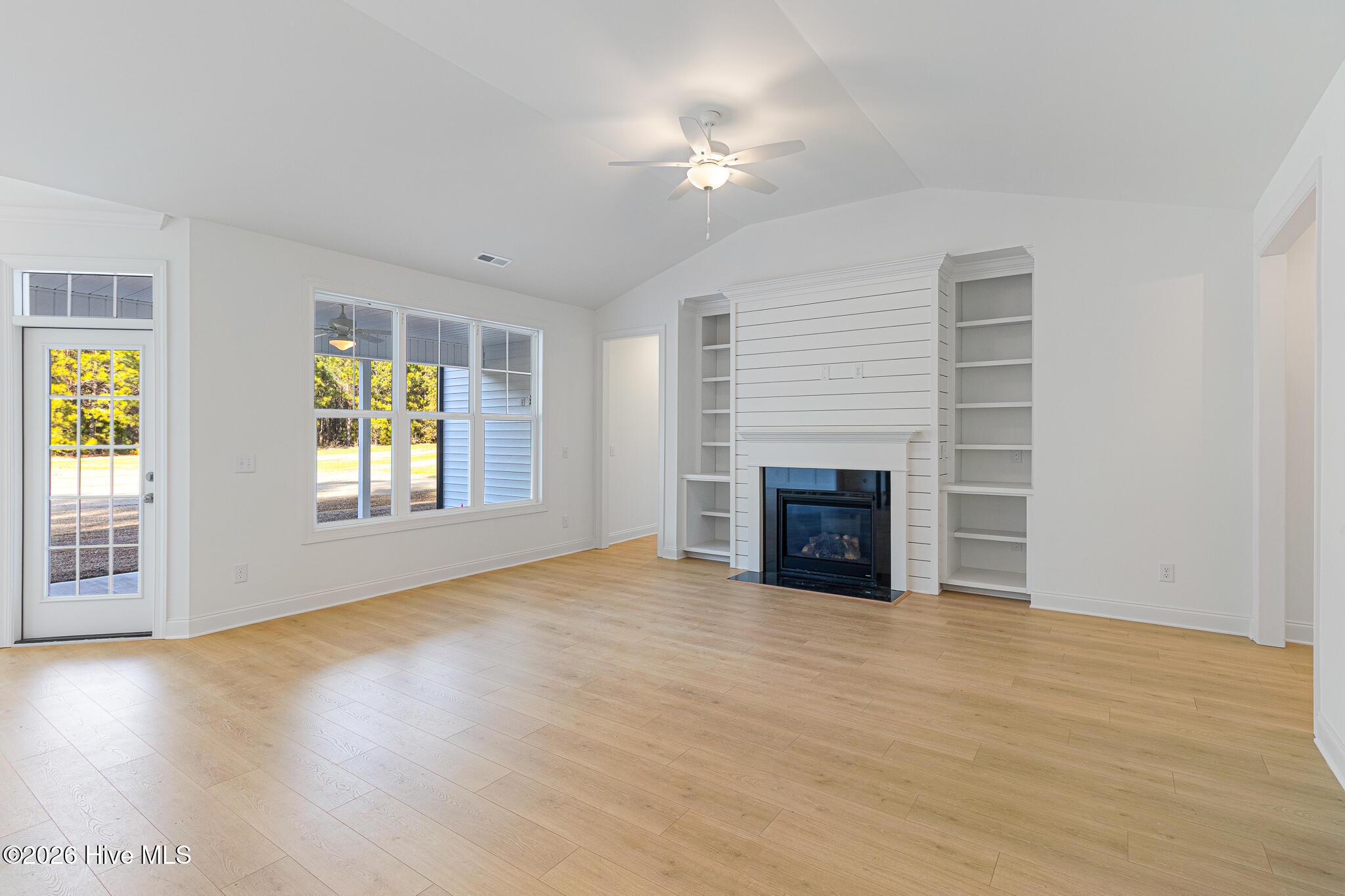 Image 4: Large Living Room with Gas Fireplace