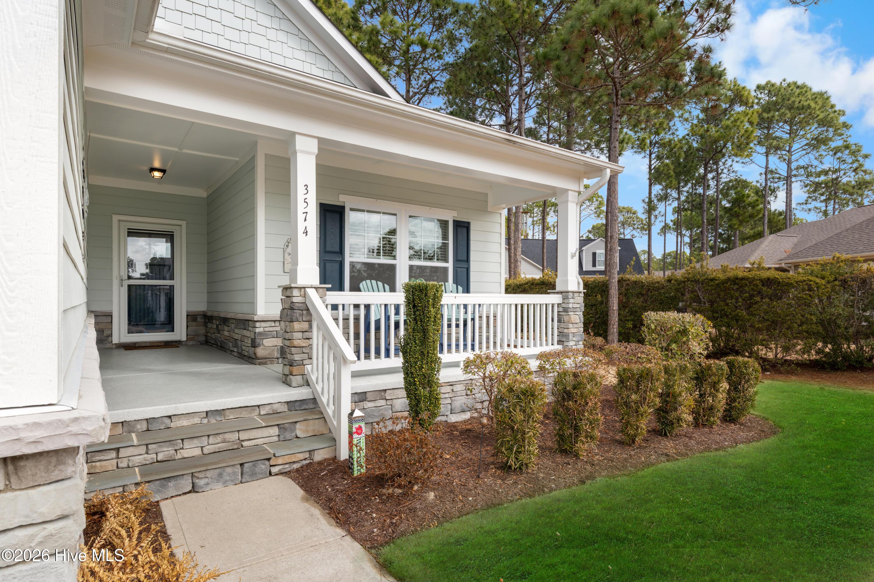 Image 4: 3574WhiteSpruceGlen-24